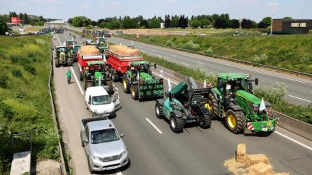 Des agriculteurs bloquent l'autoroute A1 avec des tracteurs près de Lille, pour réclamer des assouplissements le 19 mai 2025