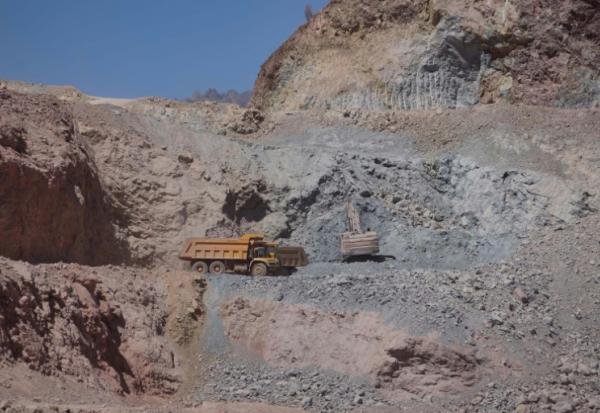 Des ouvriers de l'entreprise Talco Gold extraient de l'antimoine dans des carrières à ciel ouvert de la mine de Saritag, dans l'ouest du Tadjikistan, le 26 août 2025