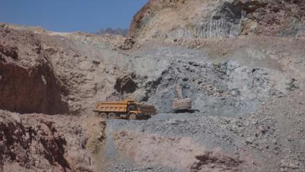 Des ouvriers de l'entreprise Talco Gold extraient de l'antimoine dans des carrières à ciel ouvert de la mine de Saritag, dans l'ouest du Tadjikistan, le 26 août 2025