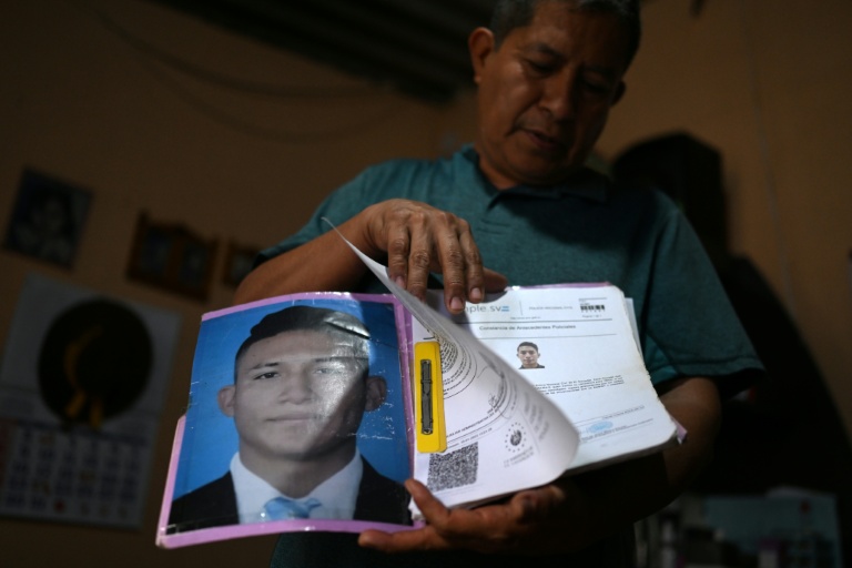 Reynaldo Santos, père de Jonathan Santos qui est en attente d'un procès, montre une photo de son fils et un certificat prouvant qu'il n'a pas de casier judiciaire, lors d'un entretien avec l'AFP à son domicile de Soyapango, au Salvador, le 9 mars 2026
