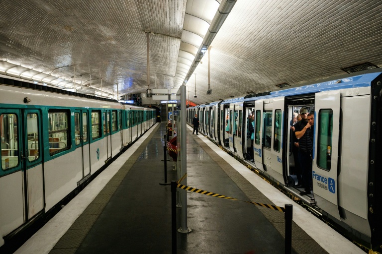La ligne 10 du métro parisien en cours de modernisation avec les nouvelles rames MF19 qui disposent de ventilation réfrigérée, le 16 octobre 2025
