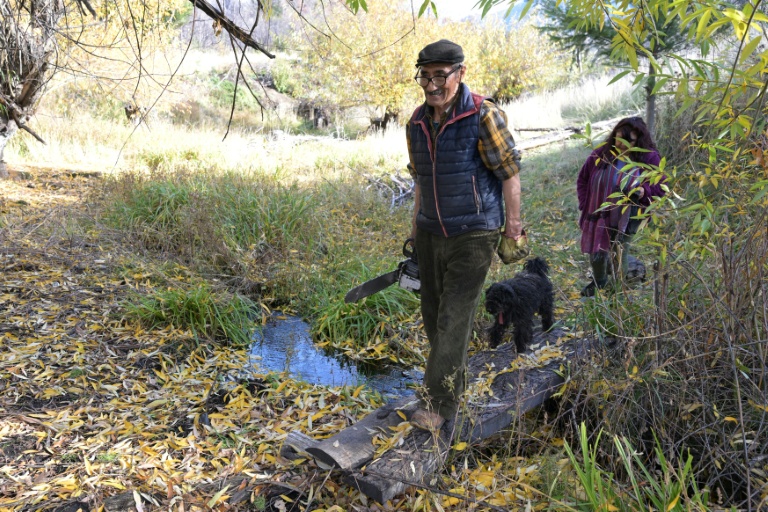 Victor Diaz, identifié par les autorités sanitaires comme le patient zéro de l'épidémie d'hantavirus de 2018-2019, avec sa fille Isabel sur sa ferme dans la région de La Rinconada, près d'Epuyen, dans la province de Chubut, en Argentine, le 9 mai 2026