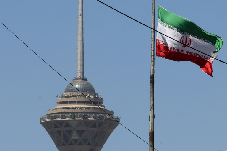 Le drapeau iranien près de la tour Milad à Téhéran, le 25 mai 2026