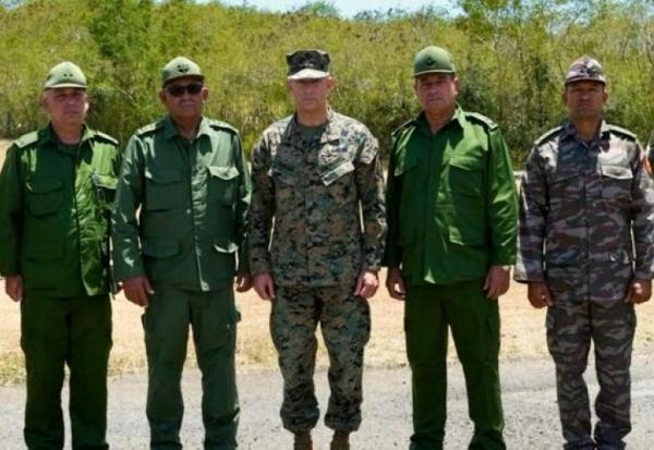 Une photo publiée par l'armée américaine montre le chef du commandement Sud américain, le général Francis L. Donovan (centre) entouré du chef d'état-major cubain, le général Roberto Legra Sotolongo (à sa droite) et d'autres responsables militaires cubains, le 29 mai 2026 dans la base navale de Guantanamo 