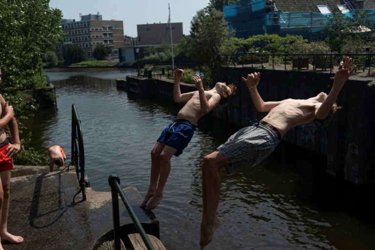 Deux garçons effectuent un salto arrière dans un canal à La Haye, le 26 juin 2026
