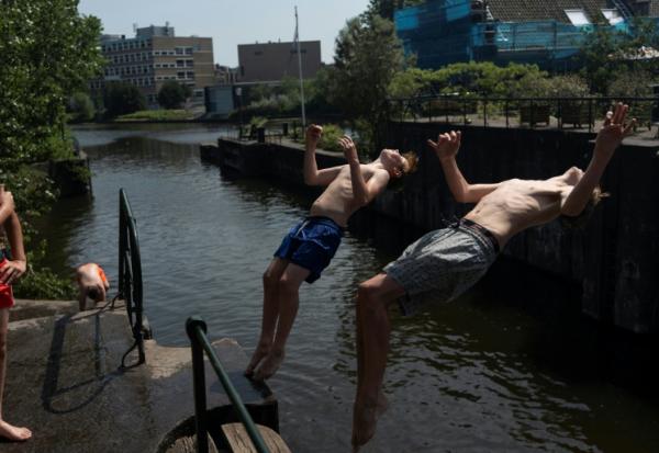 Deux garçons effectuent un salto arrière dans un canal à La Haye, le 26 juin 2026