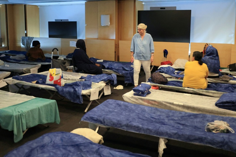 La ministre de la Santé, Stéphanie Rist visite un centre d'hébergement d'urgence à Paris, le 26 juin 2026 lors d'un épisode de canicule en France