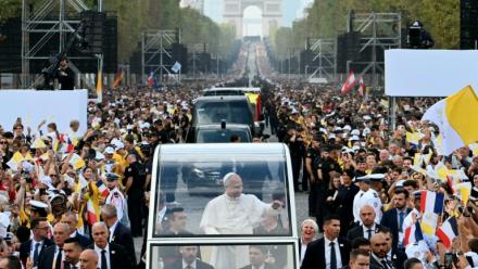 Le pape Léon XIV sur les Champs-Elysées à bord de la papamobile le 26 septembre 2026


as he rides down the Champs-Elysees Avenue with the Arc de Triomphe in the background on his way to the Place de la Concorde, central Paris, on September 26, 2026 to celebrate a solemn outdoor mass, on the second day of his visit to France. Pope Leo XIV celebrates an open-air mass for hundreds of thousands of believers on the Champs Elysees in Paris, after saying it was possible to "live together in dignity and peace".