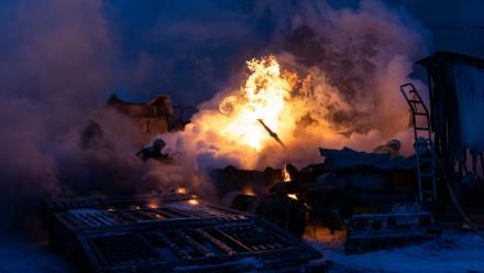 Les services de secours ukrainiens interviennent sur un incendie après des frappes russes nocturnes sur Kiev le 24 janvier 2026