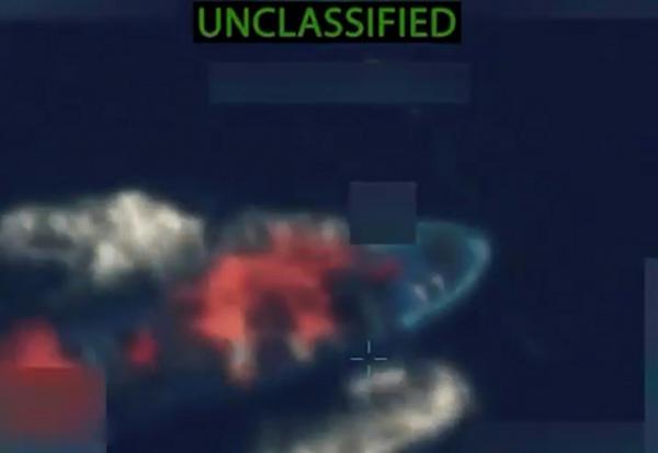 Image tirée d'une vidéo publiée par le secrétaire américain à la Défense Pete Hegseth sur son compte X, le 28 octobre 2025, montrant ce qu'il dit être l'un des quatre bateaux présumés de trafic de drogue dans l'océan Pacifique oriental détruit lors de frappes américaines