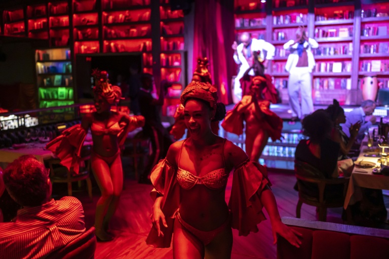 Des danseuses se produisent au restaurant-club The Library à Lagos, le 6 septembre 2025 au Nigeria