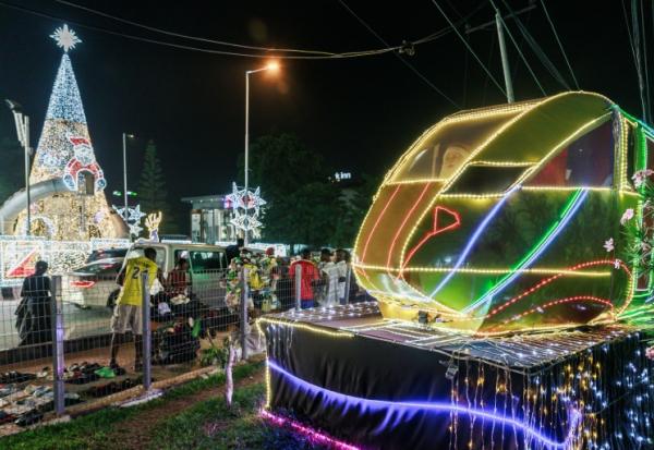 Des décorations de Noël dans les rues de Victoria Island à Lagos, le 18 décembre 2023 au Nigeria