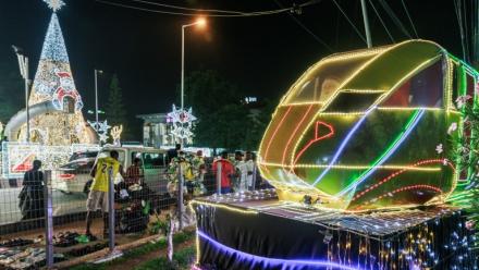 Des décorations de Noël dans les rues de Victoria Island à Lagos, le 18 décembre 2023 au Nigeria