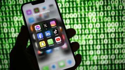 La sélection du jury devait démarrer mardi à Los Angeles en préambule du procès très attendu de plusieurs géants des réseaux sociaux accusés d'avoir sciemment conçu leurs applications pour rendre les jeunes utilisateurs accro à leurs plateformes