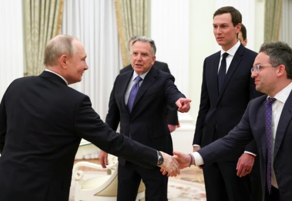 Une photo distribuée par l'agence d'Etat russe Spoutnik montre le président Vladimir Poutine recevant les émissaires américains Steve Witkoff, Jared Kushner et Josh Gruenbaum, le 22 janvier 2026 au Kremlin