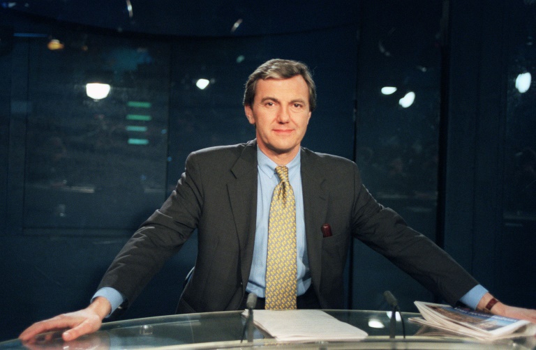 Le journaliste Daniel Bilalian, sur le plateau du journal télévisé de 13 heures de France2 qu'il présente, le 14 février 1994 à Paris