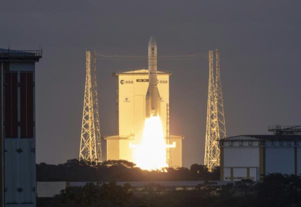 La fusée Ariane 6 de l'Agence spatiale européenne (ESA), transportant le satellite d'observation de la Terre Sentinel 1-D, décolle du Centre spatial de Kourou, le 4 novembre 2025 en Guyane