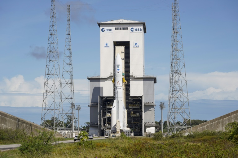 La fusée Ariane 6 sur son pas de tir au centre spatial de Kourou, avant son décolage, le 4 novembre 2025 en Guyane