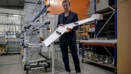 Bastien Mancini, cofondateur de l'entreprise Delair avec le drone Oscar produit en collaboration avec KNDS dans les locaux de Delair à Labège, dans le sud-ouest de la France 