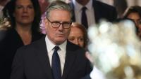 Le Premier ministre britannique Keir Starmer (c) retourne à la Chambre des communes après avoir écouté le discours du roi lors de l'ouverture solennelle du Parlement au palais de Westminster, le 13 mai 2026 à Londres