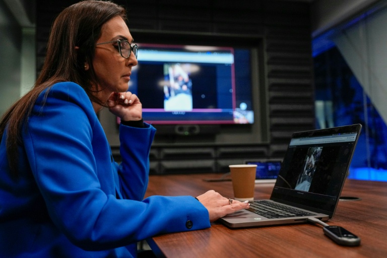 Farnoosh Faraji, journaliste et présentatrice à Iran International, dans les bureaux de la chaîne à Londres, le 20 janvier 2026
