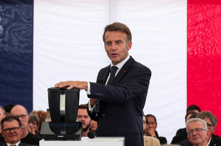 Emmanuel Macron lors d'une visite à l'usine Vorwerk, qui produit les appareils Thermomix, dans le cadre des 