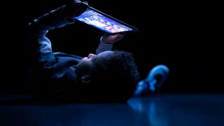 Un enfant regarde une tablette à Paris, le 14 février 2024.