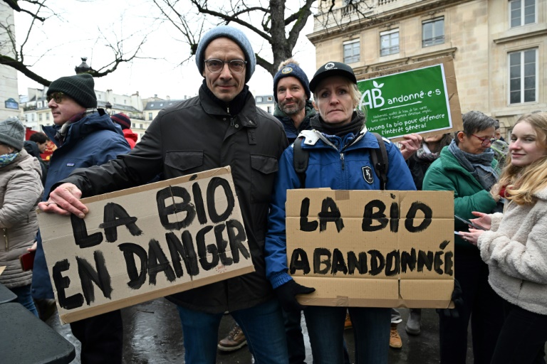 Des agriculteurs travaillant en bio manifestaient le 7 février 2024 à Paris, pour protester contre le risque d'abandon, au niveau européen, du plan de réduction des pesticides
