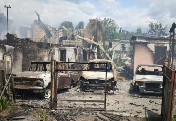 Des véhicules calcinés garés dans un quartier résidentiel détruit à la suite de frappes russes à Vyshneve, dans la banlieue de Kiev, en Ukraine, le 6 juillet 2026