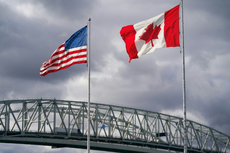 Les drapeaux américain et canadien près du poste frontalier du pont Blue Water à Point Edward, en Ontario, le 24 octobre 2025 au Canada