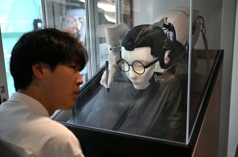 Un robot IA livre ses prédictions à un visiteur, le 15 avril 2026 à Séoul