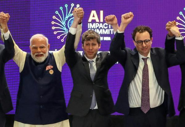 Le Premier ministre indien Narendra Modi (gauche) pose pour une photo de groupe avec des dirigeants d’entreprises d’IA, dont le PDG d’OpenAI Sam Altman (centre) et le PDG d’Anthropic Dario Amodei (droite), lors du sommet dédié à l'IA à New Delhi, le 19 février 2026.