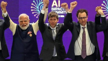 Le Premier ministre indien Narendra Modi (gauche) pose pour une photo de groupe avec des dirigeants d’entreprises d’IA, dont le PDG d’OpenAI Sam Altman (centre) et le PDG d’Anthropic Dario Amodei (droite), lors du sommet dédié à l'IA à New Delhi, le 19 février 2026.