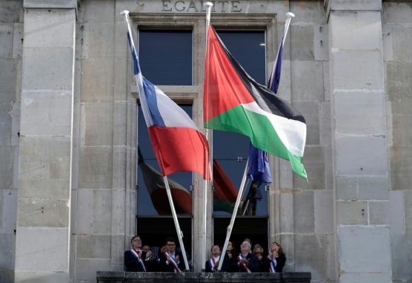 Le Premier secrétaire du Parti socialiste français Olivier Faure (G) à la mairie de Saint-Denis, près de Paris, où a été hissé le drapeau palestinien, le 22 septembre 2025
