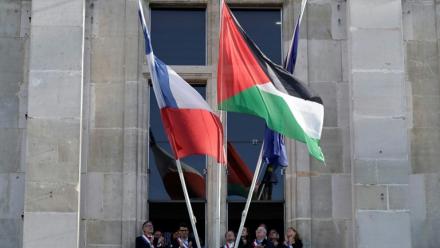 Le Premier secrétaire du Parti socialiste français Olivier Faure (G) à la mairie de Saint-Denis, près de Paris, où a été hissé le drapeau palestinien, le 22 septembre 2025
