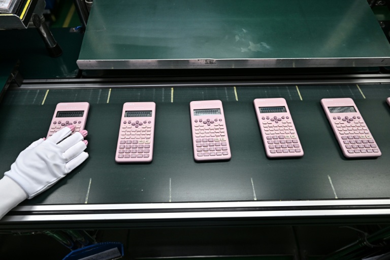 Des calculatrices assemblées dans une usine Casio à Nakhon Ratchasima, dans le nord-est de la Thaïlande, le 12 novembre 2025 