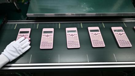 Des calculatrices assemblées dans une usine Casio à Nakhon Ratchasima, dans le nord-est de la Thaïlande, le 12 novembre 2025 