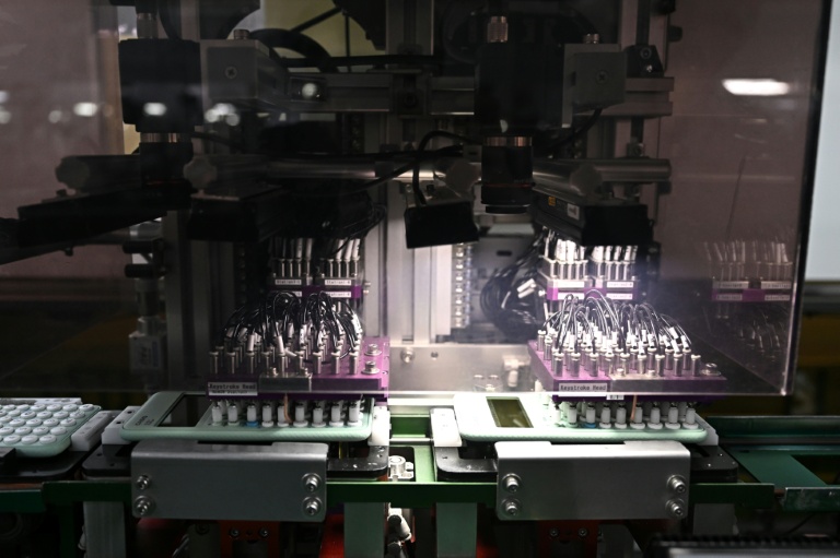 Des composants de calculettes assemblés dans une usine Casio à Nakhon Ratchasima, dans le nord-est de la Thaïlande, le 12 novembre 2025 