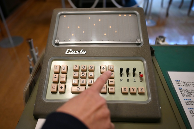 Un guide fait une démonstration sur une calculatrice Casio 14-A, le 25 novembre 2025 au musée Toshio Kashio à Tokyo