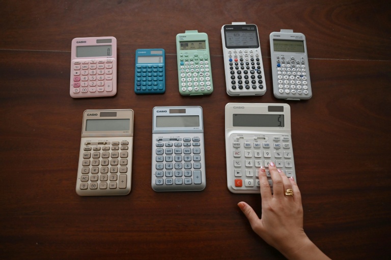 Une employée de Casio présente des calculettes de la marque au musée Toshio Kashio de Tokyo, le 25 novembre 2025 