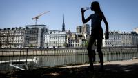 Piétonne avec une bouteille en plastique, sur la voie Georges-Pompidou, itinéraire de 13 kilomètres traversant Paris en longeant la rive droite de la Seine, le 24 juin 2026.