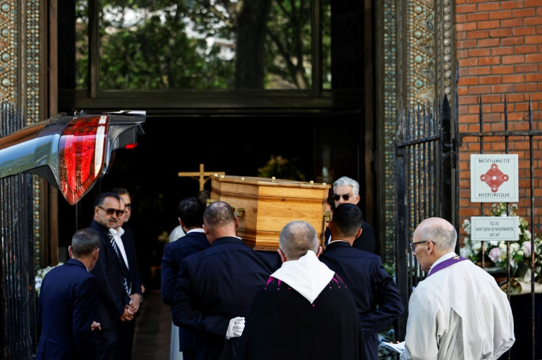 Aux obsèques de Nadia Farès, à Paris, le 24 avril 2026