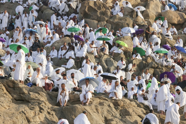 Des pèlerins prient sur le mont Arafat, au deuxième jour du hajj, le 5 juin 2025