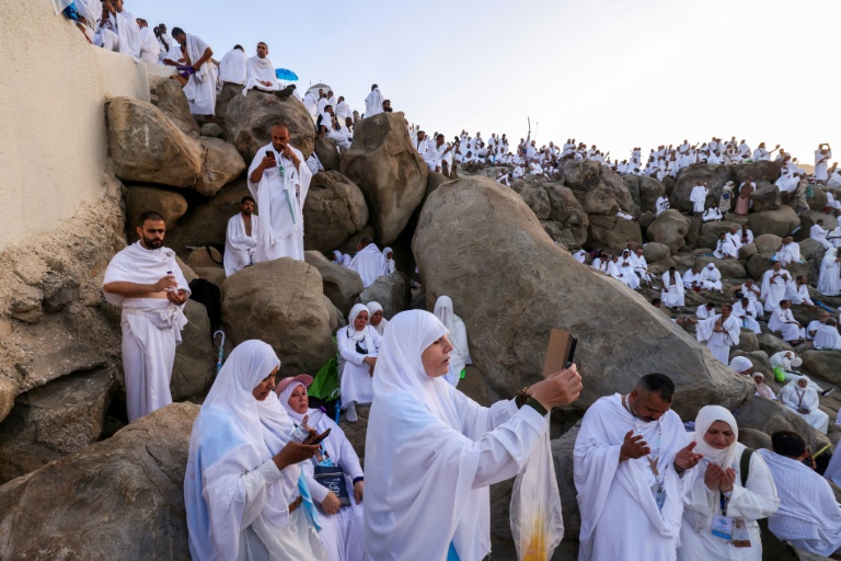 Des pèlerins prient sur le mont Arafat, près de La Mecque, en Arabie saoudite, au deuxième jour du hajj le 5 juin 2025