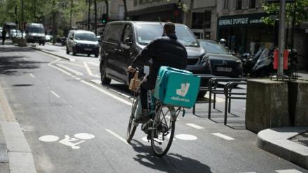 Un livreur à vélo pour Deliveroo dans une rue à Paris, le 20 avril 2022