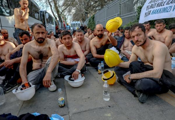Plusieurs dizaines de mineurs turcs manifestent torse nu devant le ministère de l'Energie en Turquie lundi pour réclamer le paiement de salaires