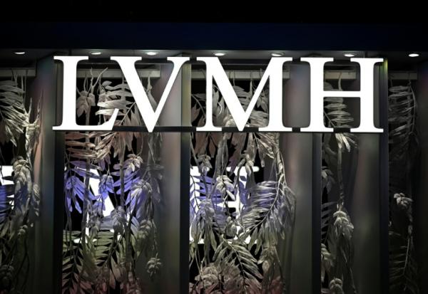 Le numéro un mondial du luxe LVMH a ouvert mardi la saison de publication des résultats annuels 2025 du CAC 40 avec des résultats en recul