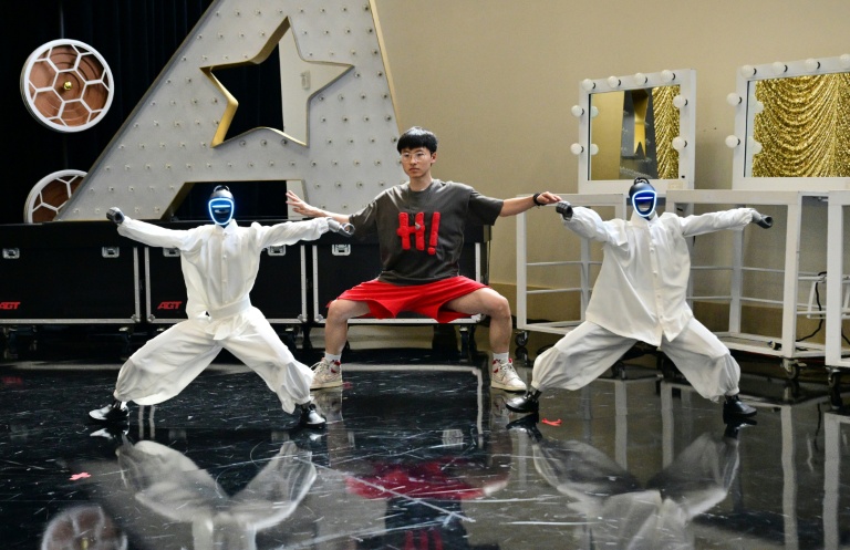 L'artiste de rue chinois Wu Yufei et ses robots danseurs humanoïdes, avant sa participation à l'émission America's Got Talent, le 17 septembre 2026 à Pasadena, en Californie