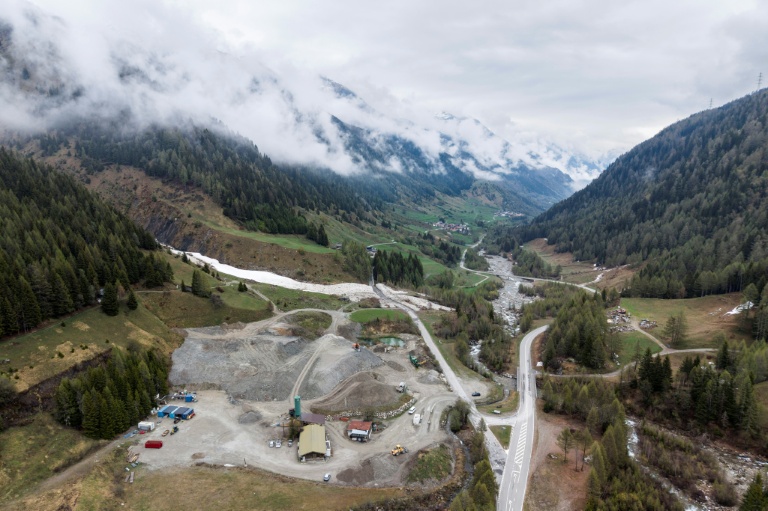 Vue aérienne de l'entrée du tunnel menant au BedrettoLab, un centre de recherche souterrain unique, situé à 1 500 mètres sous les Alpes suisses, dans un tunnel de 5,2 km près de Bedretto, le 29 avril 2026 en Suisse