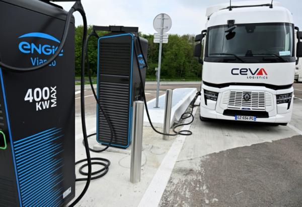 Un camion électrique en train de se charger à la station-relais de l'aire d'autoroute de Sommesous (Marne) le 25 avril 2025